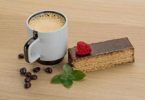 Kaffee mit Kuchen auf Holzhintergrund foto