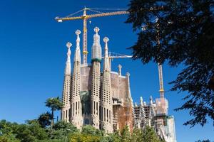 barcelona, spanien, 2022 - la sagrada familia - die beeindruckende kathedrale von gaudí, die seit dem 19. märz 1882 gebaut wird und am 28. oktober 2012 in barcelona, spanien noch nicht fertig ist. foto