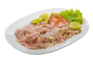 Schwertfisch-Carpaccio auf Weiß foto