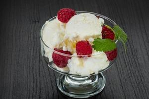 Eis mit Himbeere foto