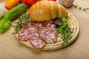 Salami auf Holzplatte foto