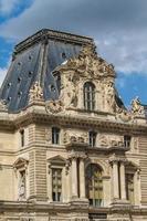 paris - 7. juni - louvregebäude am 7. juni 2012 im louvremuseum, paris, frankreich. Mit 8,5 Millionen Besuchern pro Jahr ist der Louvre durchweg das meistbesuchte Museum weltweit. foto
