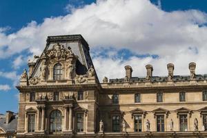 paris - 7. juni - louvregebäude am 7. juni 2012 im louvremuseum, paris, frankreich. Mit 8,5 Millionen Besuchern pro Jahr ist der Louvre durchweg das meistbesuchte Museum weltweit. foto