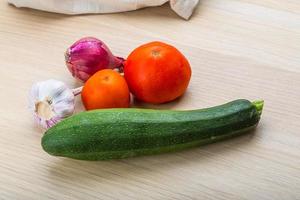 zucchini auf hölzernem hintergrund foto