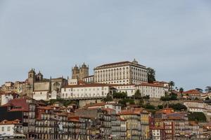 ansicht von porto stadt am ufer ribeira viertel und weinboote rabelo am fluss douro portugal eine unesco-welterbestadt. foto