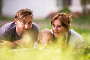 Hipster-Familie, die sich im Park entspannt foto