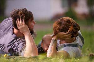 Hipster-Familie, die sich im Park entspannt foto