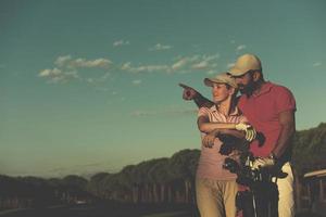 Porträt eines Paares auf dem Golfplatz foto