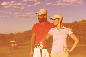 Porträt eines Paares auf dem Golfplatz foto