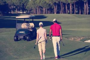 Paar zu Fuß auf dem Golfplatz foto