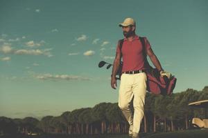 Golfer zu Fuß und mit Golftasche foto