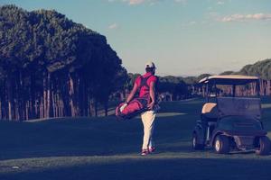 Golfer zu Fuß und mit Golftasche foto