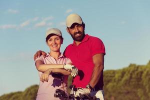 Porträt eines Paares auf dem Golfplatz foto