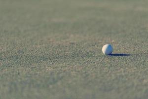 Golfball auf Gras foto