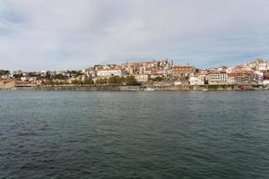 Blick auf Porto City am Flussufer foto