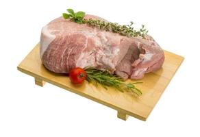 rohes Schweinefleisch auf Holzplatte und weißem Hintergrund foto