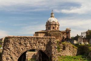 Gebäuderuinen und antike Säulen in Rom, Italien foto