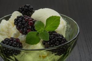 Eis mit Brombeere foto