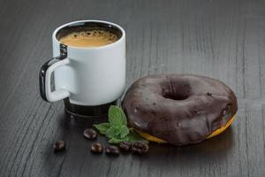 Kaffee mit Donuts auf Holzhintergrund foto