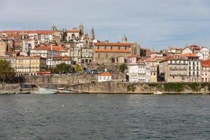 Blick auf Porto City am Flussufer foto