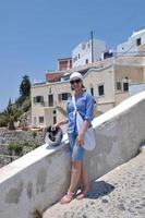 griechische Frau auf den Straßen von Oia, Santorini, Griechenland foto