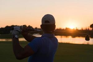 Golfspieler, der einen langen Schuss schlägt foto