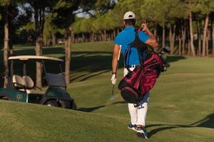 Golfer zu Fuß und mit Golftasche foto