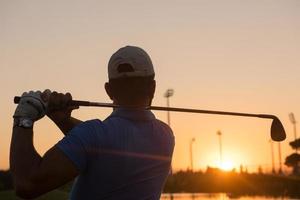 Golfspieler, der einen langen Schuss schlägt foto