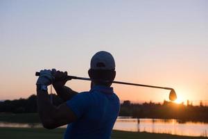 Golfspieler, der einen langen Schuss schlägt foto