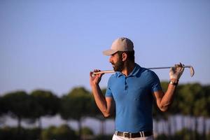 Golfspieler-Porträt auf dem Golfplatz bei Sonnenuntergang foto