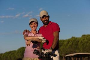 Porträt eines Paares auf dem Golfplatz foto