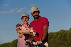 Porträt eines Paares auf dem Golfplatz foto