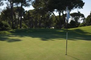 Golfspieler, der einen Sandbunkerschlag schlägt foto