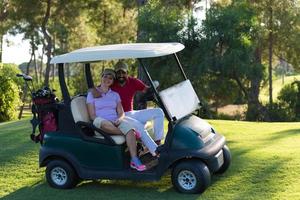 Paar im Buggy auf dem Golfplatz foto