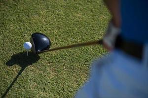 Draufsicht auf Golfschläger und Ball im Gras foto