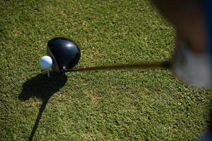 Draufsicht auf Golfschläger und Ball im Gras foto