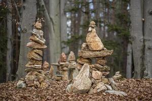 steine im gleichgewicht, steinhaufen im wald bei graz, österreich. foto