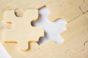 Jigsaw Puzzle - Nahaufnahme von Puzzleteilen zum Verbinden und Versuchen, das Konzept der Geschäftspartnerschaft zu verbinden foto