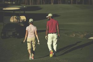 Paar zu Fuß auf dem Golfplatz foto