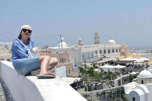 griechische Frau auf den Straßen von Oia, Santorini, Griechenland foto