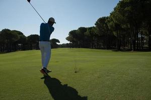 Golfspieler, der Schuss schlägt foto