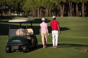 Paar zu Fuß auf dem Golfplatz foto