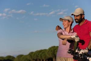 Porträt eines Paares auf dem Golfplatz foto