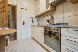 innenraum der kleinen wohnküche in studiowohnungen im minimalistischen stil mit heller farbe foto