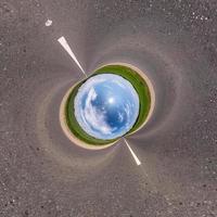 Blauer kleiner Planet auf Asphaltstraße. Umkehrung der winzigen Planetentransformation des sphärischen Panoramas 360 Grad. sphärische abstrakte Luftaufnahme. Krümmung des Raumes. foto