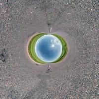Blauer kleiner Planet. Umkehrung der winzigen Planetentransformation des sphärischen Panoramas 360 Grad. sphärische abstrakte Luftaufnahme. Krümmung des Raumes. foto