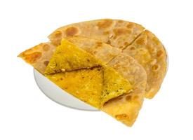 Chicken Paratha auf dem Teller und weißem Hintergrund foto