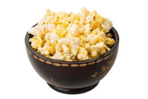 Popcorn in einer Schüssel getrennt auf Weiß foto