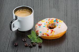 Kaffee mit Donuts auf Holzhintergrund foto