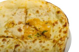 Alu Naan auf dem Teller und weißem Hintergrund foto